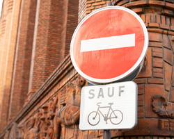 Signalisation routière : comment garantir la conformité des panneaux ?